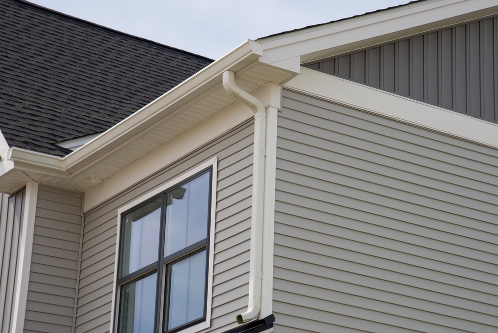 New,Installed,Gutter,Drain,Roof,Metal,System,Pipe