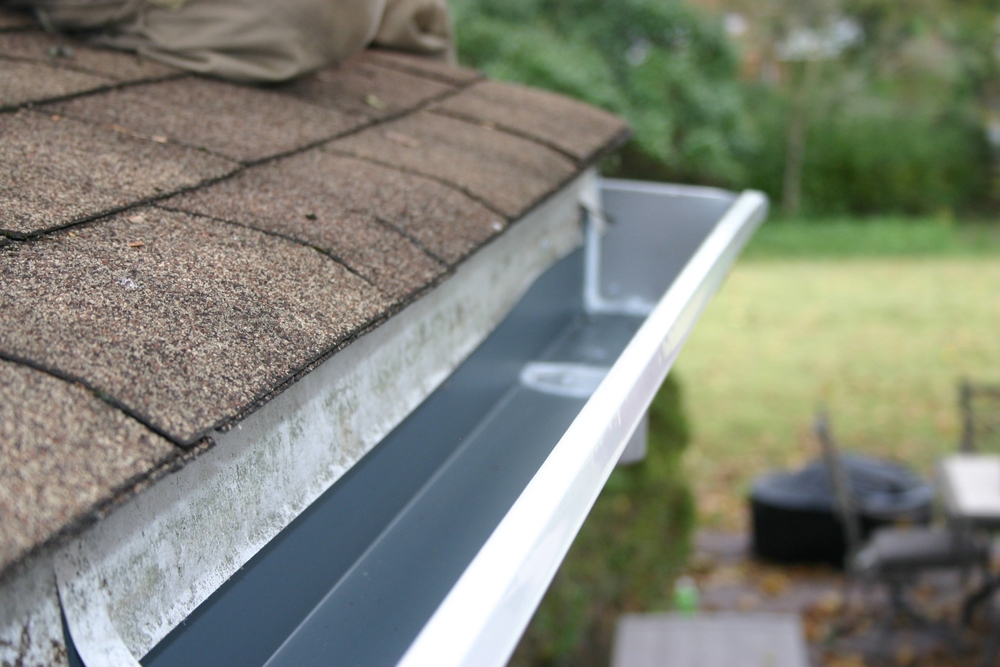 A,Close-up,Of,A,Clean,,Freshly,Installed,House,Gutter,Along